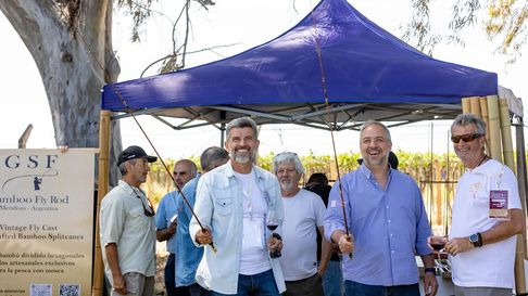 ¿A pescar votos? Ulpiano Suárez y Matías Stevanato volvieron a mostrarse juntos y sonrientes en Maipú. ¿A pescar votos? Ulpiano Suárez y Matías Stevanato volvieron a mostrarse juntos y sonrientes en Maipú.