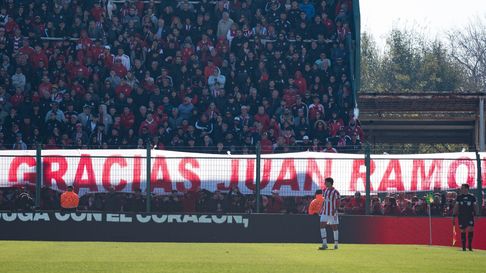 El trapo de los hinchas en agradecimiento a Juan Ramón Verón, se lució en Varela El trapo de los hinchas en agradecimiento a Juan Ramón Verón, se lució en Varela