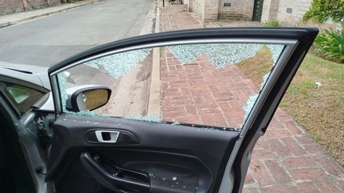 gonnet: rompieron la ventanilla de un auto para robar una cartera gonnet: rompieron la ventanilla de un auto para robar una cartera