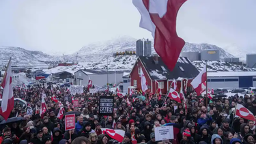 Personas protestaron en Nuuk frente al consulado estadounidense contra la política de Trump hacia Groenlandia, tras el anuncio de nuevos aranceles. (Foto AP/Evgeniy Maloletka)