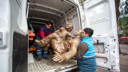 Escultura restaurada de San Martín y Merceditas en la Alameda de Mendoza, obra de Sonia López, vuelve a ser símbolo del patrimonio urbano. Escultura restaurada de San Martín y Merceditas en la Alameda de Mendoza, obra de Sonia López, vuelve a ser símbolo del patrimonio urbano.