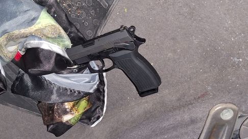 Cuatro hombres fueron detenidos en Guaymallén, llevaban consigo un arma y cocaína. Cuatro hombres fueron detenidos en Guaymallén, llevaban consigo un arma y cocaína.