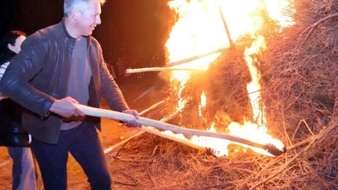 El intendente Molero fue quien dio inicio al ritual de fuego en el Sur. El intendente Molero fue quien dio inicio al ritual de fuego en el Sur.