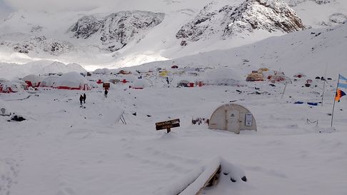 Nevada en plaza de Mulas, parque provincial Aconcagua Nevada en plaza de Mulas, parque provincial Aconcagua