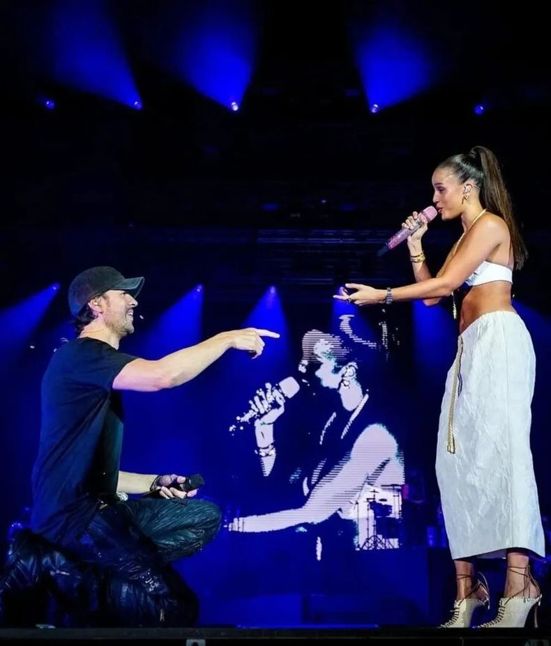 Adem&aacute;s, Enrique Iglesias se arrodill&oacute; a sus pies como muestra de reconocimiento y admiraci&oacute;n