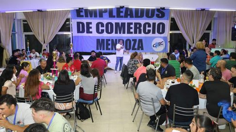 Los empleados de comercio de Mendoza están en alerta ante la orden de Caputo de pisar la paritaria. Los empleados de comercio de Mendoza están en alerta ante la orden de Caputo de pisar la paritaria.