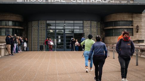 Profesionales de la salud nucleados en AMPROS se manifestarán este jueves en el Hospital Central. Profesionales de la salud nucleados en AMPROS se manifestarán este jueves en el Hospital Central.