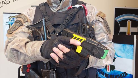 la policia de mendoza evito una tragedia en rivadavia usando una pistola taser la policia de mendoza evito una tragedia en rivadavia usando una pistola taser