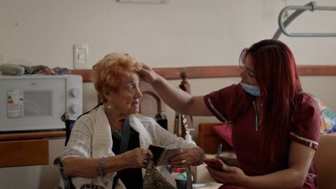 El documental relata la historia de tres mujeres trans en su trabajo como cuidadoras en un geriátrico. El documental relata la historia de tres mujeres trans en su trabajo como cuidadoras en un geriátrico.