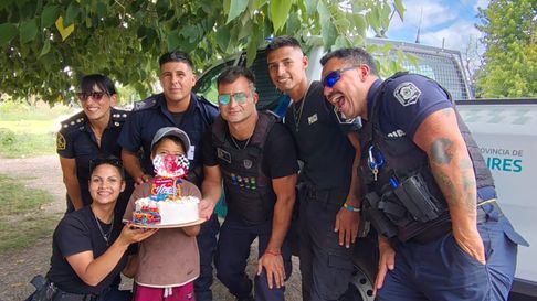 policias le celebraron el cumpleanos a un nino en la plata policias le celebraron el cumpleanos a un nino en la plata