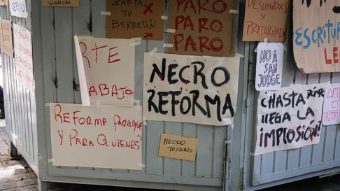 La reforma laboral que impulsa Milei fue repudiada por gremios frente a la Legislatura. La reforma laboral que impulsa Milei fue repudiada por gremios frente a la Legislatura.