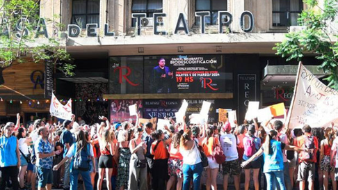 artistas locales se manifestaron en contra de la reestructuracion del instituto nacional del teatro artistas locales se manifestaron en contra de la reestructuracion del instituto nacional del teatro