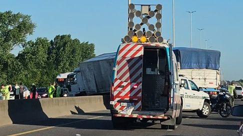 un camion se cruzo de carril en la autopista buenos aires - la plata un camion se cruzo de carril en la autopista buenos aires - la plata