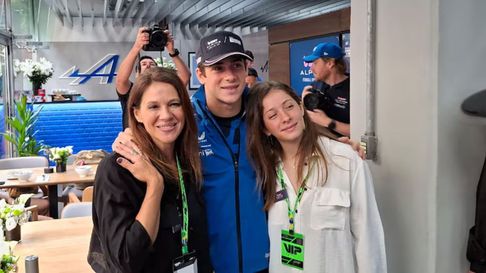 Franco Colapinto con su mamá y hermana, tras ser confirmado. Franco Colapinto con su mamá y hermana, tras ser confirmado.