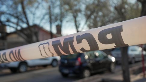 La víctima murió tras recibir una puñalada en la axila. El acusado, Enzo Valdobino, fue detenido en la vivienda. Vecinos relataron escenas de horror y cuestionaron la demora de la ambulancia. La víctima murió tras recibir una puñalada en la axila. El acusado, Enzo Valdobino, fue detenido en la vivienda. Vecinos relataron escenas de horror y cuestionaron la demora de la ambulancia.