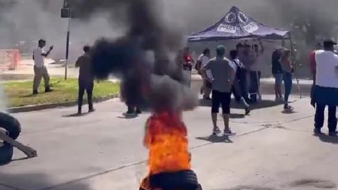 Trabajadores de una empresa contratista de Edelap realizan un corte en una avenidad de Tolosa. Trabajadores de una empresa contratista de Edelap realizan un corte en una avenidad de Tolosa.