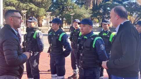 Los agentes custodian las calles en General Alvear. Los agentes custodian las calles en General Alvear.