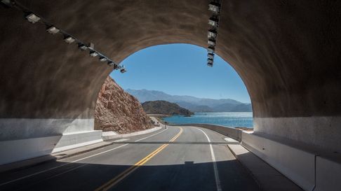 El Gobierno de Mendoza anunció un plan de $5.000 millones para el Perilago de Potrerillos, con obras turísticas y cuestionamientos sobre sustentabilidad. El Gobierno de Mendoza anunció un plan de $5.000 millones para el Perilago de Potrerillos, con obras turísticas y cuestionamientos sobre sustentabilidad.