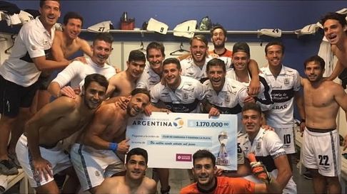 Manuel García junto al plantel de Gimnasia celebrando la clasificación a semifinales de Copa Argentina 2016 Manuel García junto al plantel de Gimnasia celebrando la clasificación a semifinales de Copa Argentina 2016