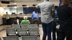 Podrían multas a los bancos y empresas de servicios públicos que tengan a los usuarios esperando más de 30 Podrían multas a los bancos y empresas de servicios públicos que tengan a los usuarios esperando más de 30