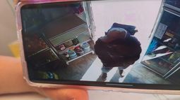 Cámaras captaron al delincuente que robó en un local de Maipú. Cámaras captaron al delincuente que robó en un local de Maipú.