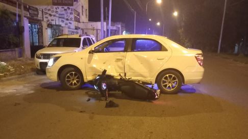 Una moto y un vehículo protagonizaron un accidente de tránsito en Berisso. Una moto y un vehículo protagonizaron un accidente de tránsito en Berisso.