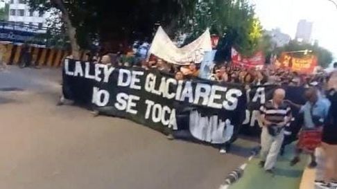 La marcha contra la reforma de la Ley de Glaciares transcurrió de forma pacífica hasta que la policía gaseó a los manifestantes. La marcha contra la reforma de la Ley de Glaciares transcurrió de forma pacífica hasta que la policía gaseó a los manifestantes.