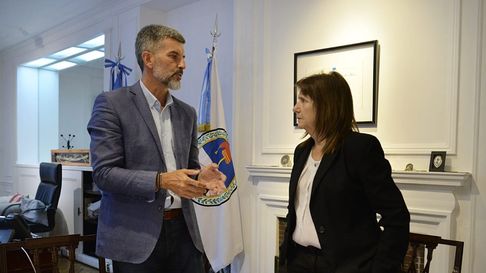 Ulpiano Suarez y Patricia Bullrich se reunieron en Buenos Aires por el uso de las pistolas Taser. Ulpiano Suarez y Patricia Bullrich se reunieron en Buenos Aires por el uso de las pistolas Taser.