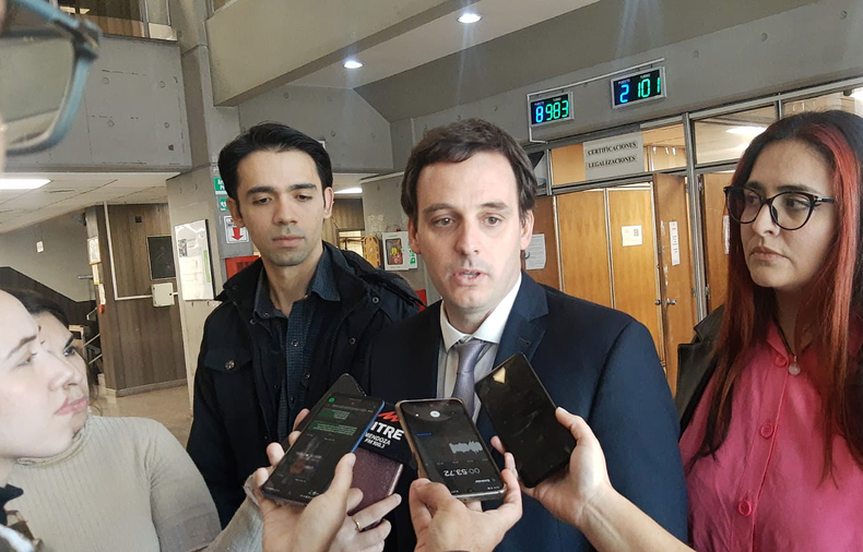 El diputado Franco Ambrosini da detalles del pedido de jury al juez Sebastián Sarmiento, acompañado por los hijos de Héctor Pelayes. 