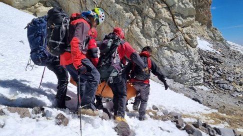 El andinista fue trasladado a Nido de Cóndores por la patrulla de Rescate El andinista fue trasladado a Nido de Cóndores por la patrulla de Rescate