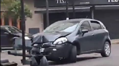 un hombre choco con su auto en el centro platense un hombre choco con su auto en el centro platense