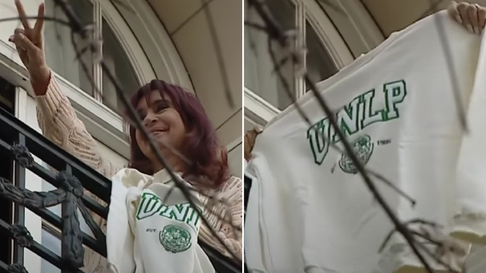 cristina kirchner salio al balcon con un buzo de la unlp cristina kirchner salio al balcon con un buzo de la unlp
