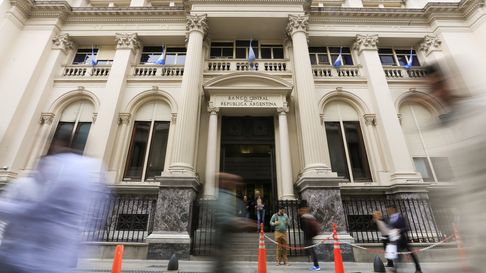 Cayeron las reservas por el millonario pago al FMI. Cayeron las reservas por el millonario pago al FMI.