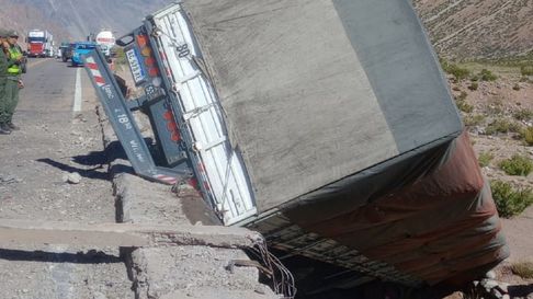 impresionante accidente: un camion desbarranco y cayo al rio penitentes en alta montana impresionante accidente: un camion desbarranco y cayo al rio penitentes en alta montana