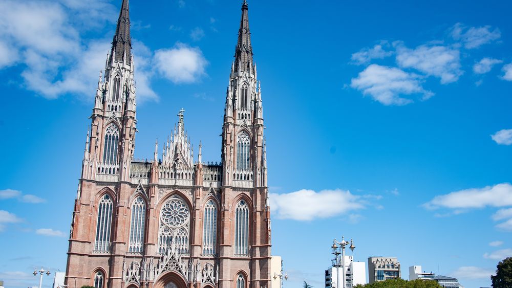 Sábado levemente nublado y de mucho calor en La Plata