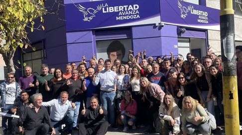 Facundo Correa Llano y los suyos en la puerta de la sede partidaria. Facundo Correa Llano y los suyos en la puerta de la sede partidaria.