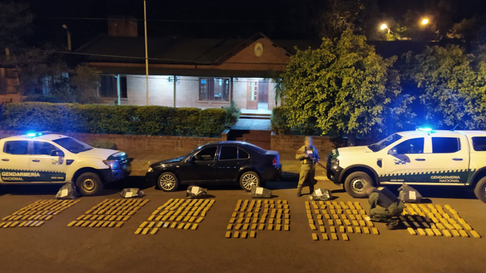 Un operativo de Gendarmería Nacional detuvo a dos sospechosos que se dieron a la fuga. Un operativo de Gendarmería Nacional detuvo a dos sospechosos que se dieron a la fuga.