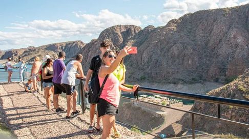 Los feriados son esperados por mendocinos para irse, y por turistas para venir a Mendoza. Los feriados son esperados por mendocinos para irse, y por turistas para venir a Mendoza.