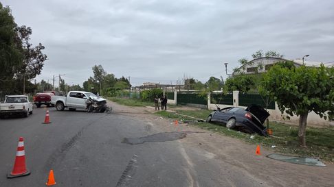 Por el choque con la camioneta, el auto quedó volcado dentro de un canal Por el choque con la camioneta, el auto quedó volcado dentro de un canal