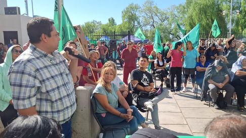 Paritarias: “La oferta salarial dada por el gobierno ha sido del 1,2%, al igual que en los otros regímenes salariales. Esto ha sido rechazado por ATE totalmente”. Paritarias: “La oferta salarial dada por el gobierno ha sido del 1,2%, al igual que en los otros regímenes salariales. Esto ha sido rechazado por ATE totalmente”.