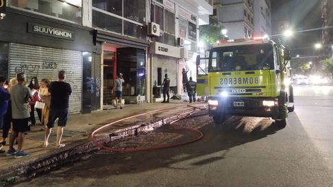 Los vecinos del edficio del centro tuvieron que evacuarse por el incendio y salir a la vereda de la calle 48 entre 8 y 9 en La Plata Los vecinos del edficio del centro tuvieron que evacuarse por el incendio y salir a la vereda de la calle 48 entre 8 y 9 en La Plata