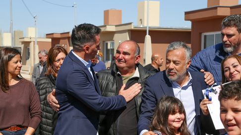 Gobierno entregó 122 casas en el barrio Brisas del Sauce, Guaymallén. Gobierno entregó 122 casas en el barrio Brisas del Sauce, Guaymallén.