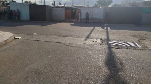 perdio el control de la moto, tiro abajo un muro y murio una nena aplastada en guaymallen perdio el control de la moto, tiro abajo un muro y murio una nena aplastada en guaymallen