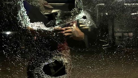 Así quedó uno de los autos tiroteados en Villa Elvira Así quedó uno de los autos tiroteados en Villa Elvira