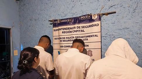 Tres sujetos fueron capturados, tras un allanamiento en el marco de una causa por robo en La Plata. Tres sujetos fueron capturados, tras un allanamiento en el marco de una causa por robo en La Plata.