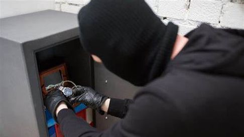 Los ladrones actuaron de madrugada en el local comercial. Los ladrones actuaron de madrugada en el local comercial.