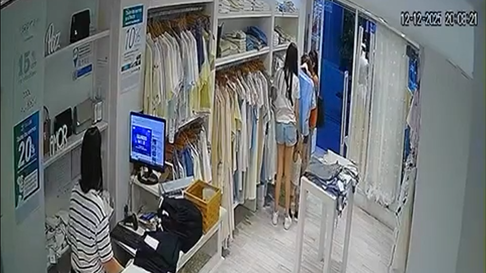 un grupo de mecheras robaron un local de ropa en el centro platense un grupo de mecheras robaron un local de ropa en el centro platense