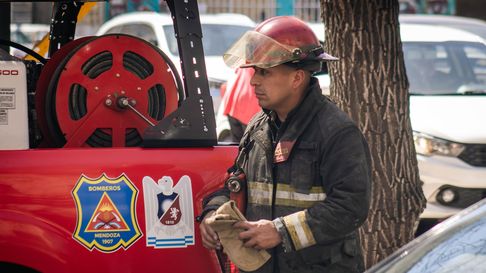Personal de bomberos se hizo presente en el incendio en Godoy Cruz. Personal de bomberos se hizo presente en el incendio en Godoy Cruz.