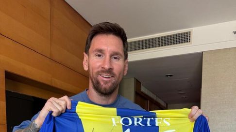 Lionel Messi, posando con la casaca firmada de Everton Lionel Messi, posando con la casaca firmada de Everton