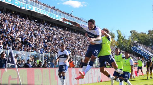 Lucas Castro, referente de Gimnasia, saludó a Maxi López tras el nacimiento de su hijo Lucas Castro, referente de Gimnasia, saludó a Maxi López tras el nacimiento de su hijo